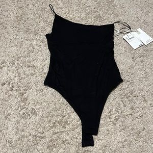 Good American one shoulder body suit